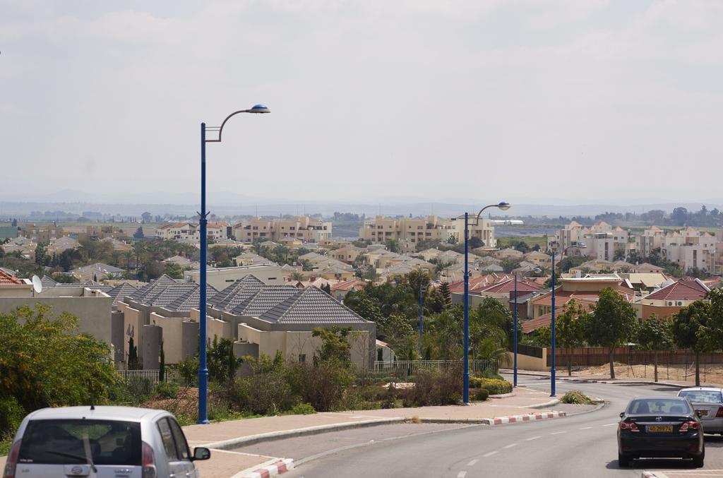 Like Home Gedera Buitenkant foto
