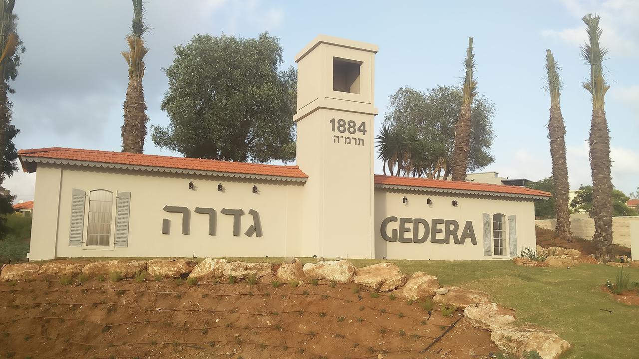 Like Home Gedera Buitenkant foto